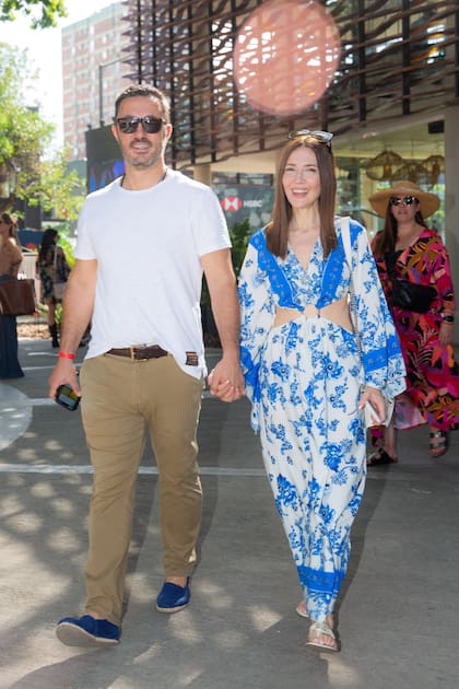 Muy enamorados, el diputado nacional Luis Petri y la periodista Cristina Pérez llegaron de la mano.