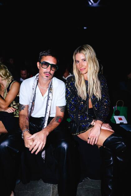 Muy fashionista, Emmanuel Horvilleur, que en la foto charla con Angie Landaburu, complementó su look con el pañuelo tipo corbatín que la marca hizo en una edición especial para celebrar este aniversario.