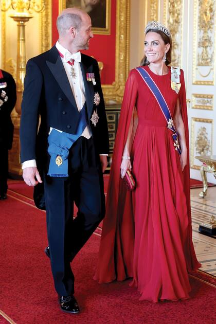 Muy felices. Así se los vio a los príncipes de Gales. Kate lució el rosetón de gran oficial de la Orden Nacional del Mérito de Francia; la gran cruz de la Orden Victoriana y estrenó el camafeo con el retrato pintado del Rey y el que recibió en tiempos de Isabel II.