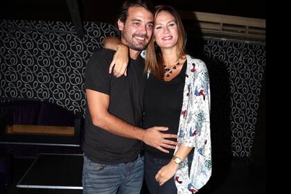 Muy felices, así se mostraron Pedro y Paula durante la presentación del elenco de Viaje de locura que salió de gira