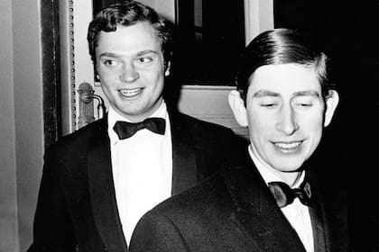 Muy joven junto al príncipe Carlos de Inglaterra.