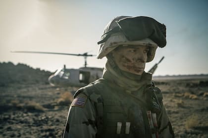 Muy lejos del caracter alegre de Spider-Man, aquí Tom Holland interpreta a un atormentado veterano de guerra