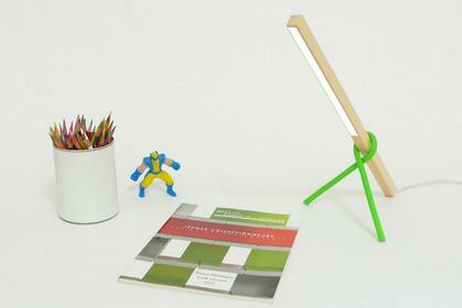 Muy moderna, una lámpara minimalista de led, ideal para un escritorio adolescente