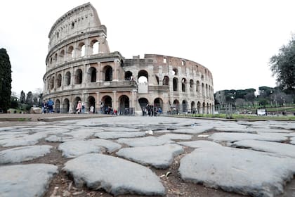 Muy poca gente en los alrededores del Coliseo, que normalmente estaría lleno de turistas, en Roma, Italia, el 2 de marzo de 2020.