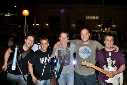 Muy pocas nueces, es el nombre de tintes shakespearianos de la banda de rock que formó con sus amigos de Rauch