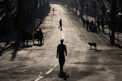 Muy pocas personas caminan por las calles de Katmandú desde que el gobierno de Nepal dictó la cuarentena