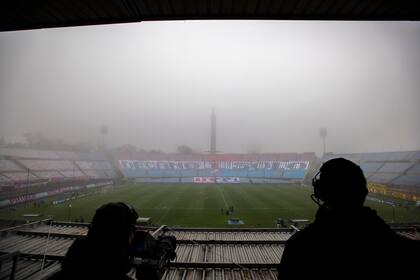 Muy pocos periodistas acreditados para cubrir en el estadio el clásico uruguayo; apenas los que tenían que ver con la transmisión de la TV