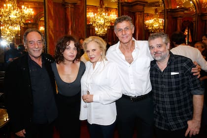 Muy querido por sus colegas, en la imagen se puede ver a Deny junto a los actores Jacques Reverolis, Sylvie Vartan, Isabelle Mergault y el director Christophe Duthuron