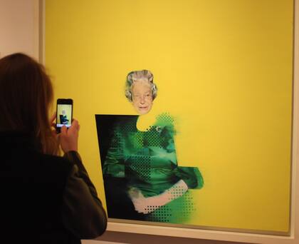 Isabel II según el artista Justin Mortimer, en el cuadro titulado simplemente "La Reina", en la exposición de la Galería Nacional de Retratos "La Reina: Arte e Imagen" en 2012, en Londres