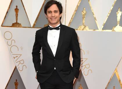 Muy sonriente Gael García Bernal, en la alfombra roja
