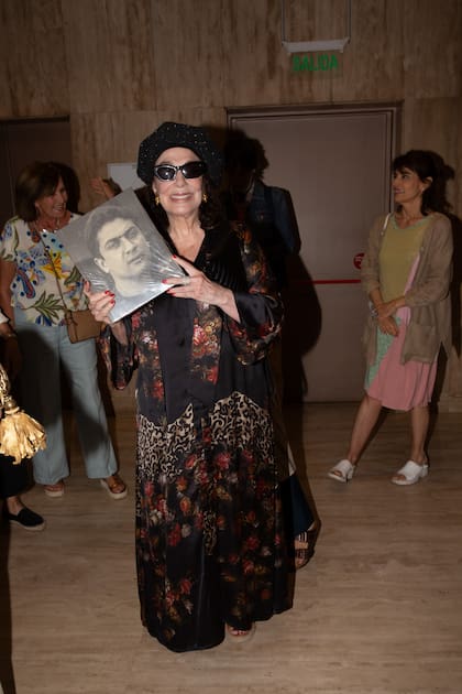 Muy sonriente, Graciela Borges muestra un ejemplar del libro, digno de un coleccionista.