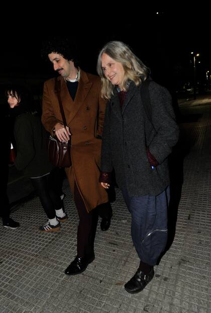 Muy sonriente, la cantante, música y actriz Juana Molina, antes de entrar a la presentación de La lógica del escorpión, que consta de 13 canciones y saldrá a la venta el próximo 11 de septiembre