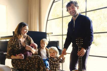 Muy sonriente, Mandy con su hija recién nacida
en brazos, mientras los "chicos" de su vida “revolotean” a su alrededor.