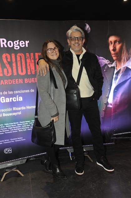 Muy sonrientes -y abrigados- Nancy Dupláa y Pablo Echarri sonrieron para los fotógrafos antes de disfrutar del espectáculo