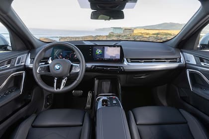 Muy tecnológico es el interior del BMW iX2