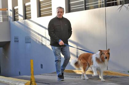 Alberto Fernández paseó a su perro y luego habló con la prensa