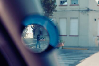 Muy útil. Mediante el uso de dos espejos, se proyecta la imagen de los laterales del auto en los parantes para observar las zonas ciegas