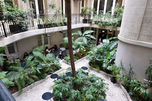 Nuevas aperturas y clásicos para comer en uno de los barrios con más movimiento gastronómico