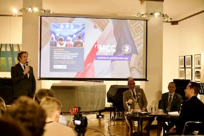 Muzio, durante una reunión política en la Casa Argentina de París