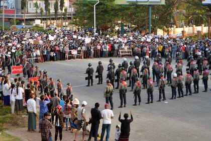 Las protestas en Naipyidó, en donde sigue la huelga, y las autoridades amenazan con represalias