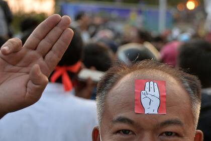 Con tres dedos levantados en señal de resistencia la multitud coreó "Abajo la dictadura" y "Lucharemos hasta la victoria", antes de dispersarse en silencio.