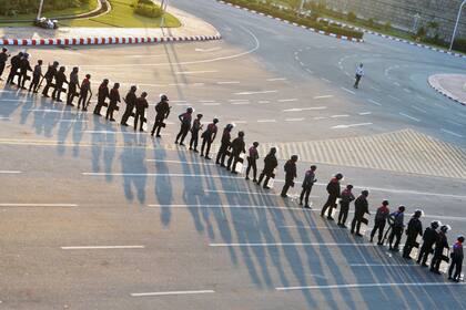El ejército salió a las calles en Naipyidó, capital de Myanmar para frenan las protestas