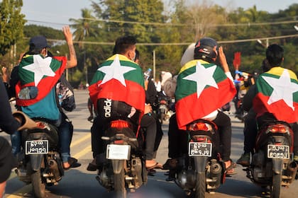 Manifestantes con la bandera de Myanmar en Naipyidó