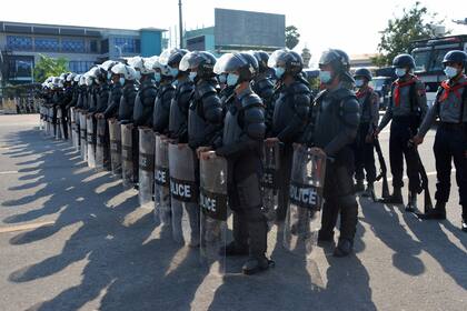 La policía, atenta en Naipyidó, capital de Myanmar