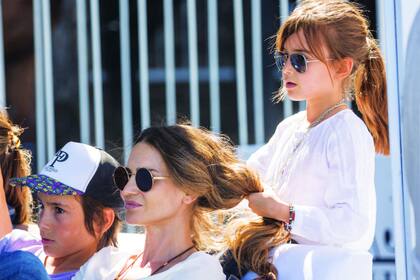 Myla aprovechó para probarle nuevos peinados a su mamá, con quien hace poco posó para una campaña de concientización sobre el cáncer de mama.