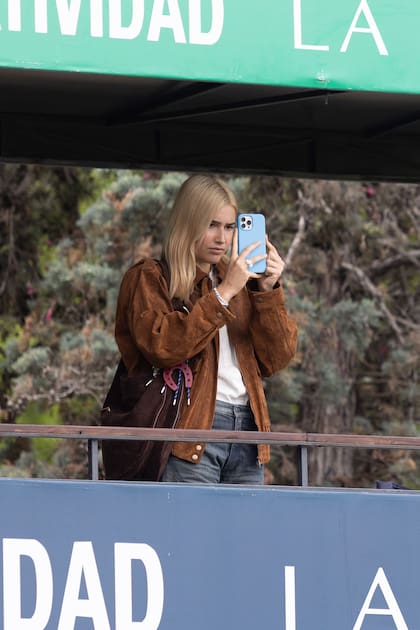 Myla Cambiaso ofició de fotógrafa familiar y sumó a su look dos infaltables de esta temporada: chaqueta y cartera de gamuza