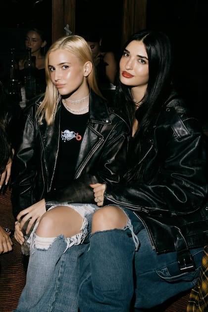 Myla Cambiaso, que acaba de cumplir 15, posa con Lara Tarlowski, hija de Yanina Solnicki. Ambas con campera de cuero y jeans rotos