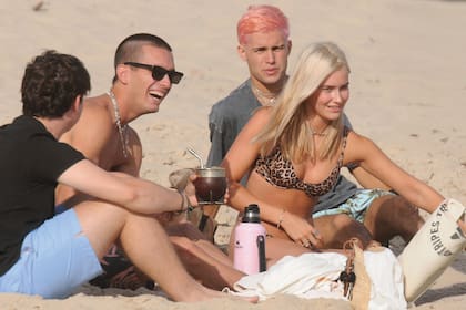 Myla, polista y modelo,
con bikini de estampa
salvaje, matea con
amigos y con su hermano Poroto, que estrena
look rapado