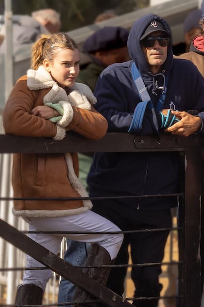 Myla y su papá, el recordman Adolfo Cambiaso (se rompió los dedos), quien acababa de ganar el British Open acompañado por su hija mayor, Mia.
