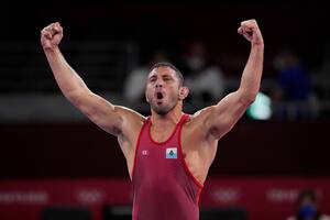 Myles Nazem Amine celebra la victoria que le da la medalla de bronze en lucha