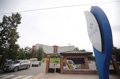 En el segundo piso del Hospital Austral de Pilar se encuentra internado Fernando de la Rúa