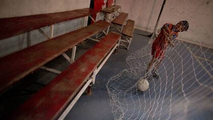n joven jugador recoge la pelota en la red durante un partido de entrenamiento en la academia de fútbol. Los antiguos jugadores dicen que el secreto de Parque es el ojo del explorador Ramon Maddoni por detectar jóvenes talentos y su insistencia en practicar conjuntos de habilidades en espacios reduc