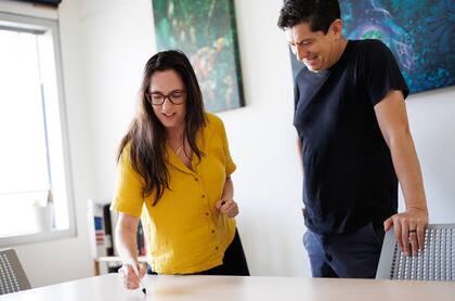 Naama Reicher, asociada postdoctoral, a la izquierda, y Diego Bohorquez, dibujan el ciclo de vida de un neurópodo en el laboratorio (Foto: Gentileza Universidad de Duke)