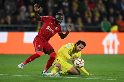Naby Keita lucha por la pelota con Daniel Parejo durante la semifinal de la UEFA Champions League entre Liverpool y Villarreal