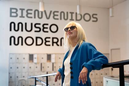 Nacha Guevara, en el armado de su muestra en el Museo Moderno