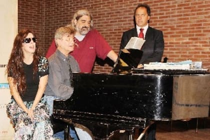 Ariel del Mastro, junto a su madre Nacha Guevara, Alberto Favero y Daniel Scioli, durante las audiciones para Eva, el gran musical argentino