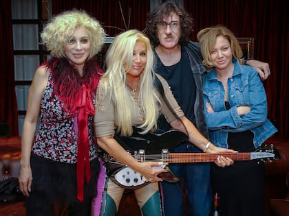 Nacha Guevara, Susana Giménez, Charly García y Cecilia Roth. Fotografía de Maximiliano Vernazza, parte de la muestra Argentinos 1995-2025