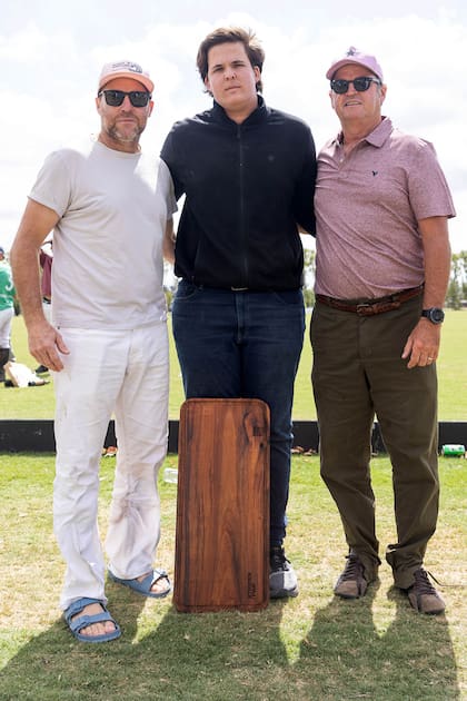 Nachi, Pedro e o russo Hegei posam como uma família no meio da cerimônia de premiação