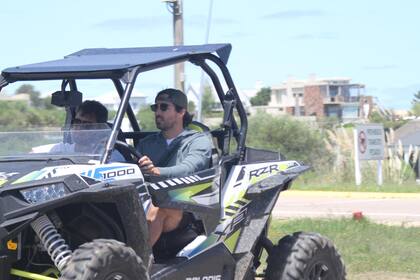 Nacho Viale y su hermano andando en cuatriciclo