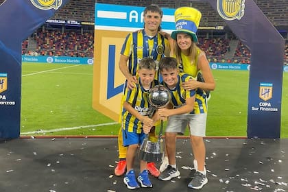 Nacho, campeón de Liga Profesional 2023 con Central, en familia: con su mujer, Rosario, y sus hijos Felipe y Bernabé