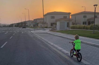 Nacho, de paseo por el barrio en Arabia Saudita.