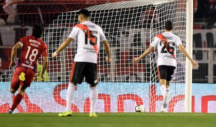 Nacho Fernández convierte su penal ante Cerro Porteño, por la ida de los cuartos de final de la Libertadores 2019