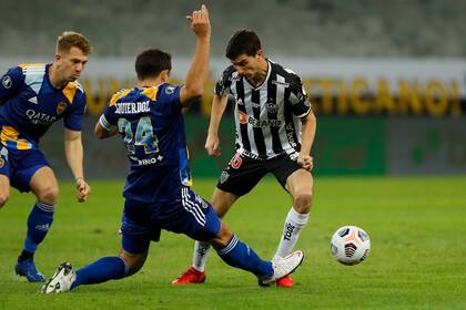 Nacho Fernández frente a Carlos Izquierdoz durante el partido de Copa Libertadores 2021 