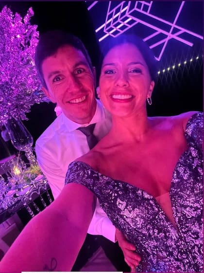 Nacho Fernández junto a su pareja en el casamiento de Pratto