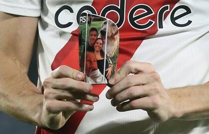Nacho Fernández muestra su canillera familiar, con la foto de su esposa y su hija recién nacida, Olivia