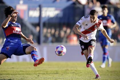 Nacho Fernández remata ante el cruce de Sebastián Prediger; otra buena actuación del cerebro de River en la cancha.